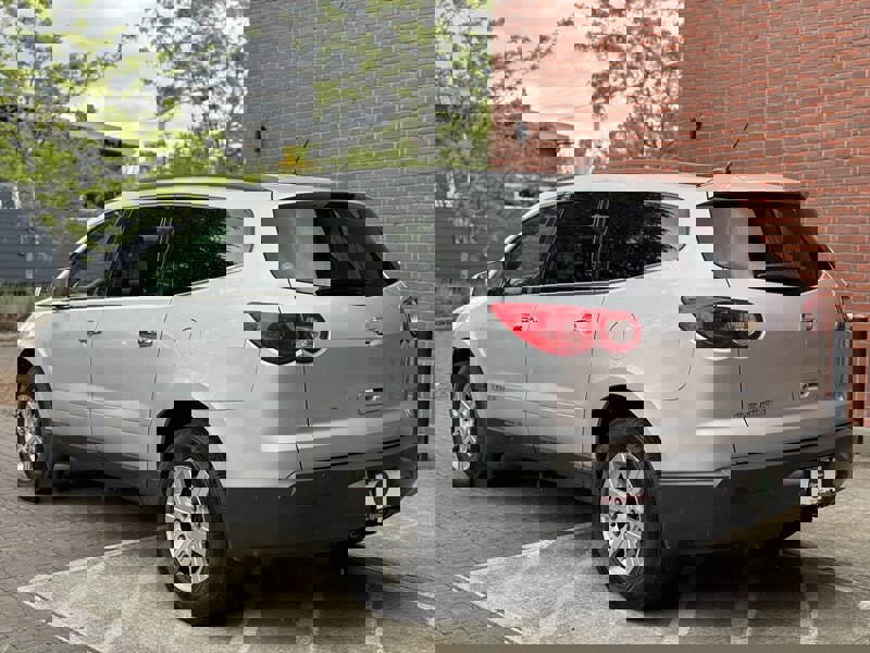 Used 2009 Chevrolet Traverse LT image 3