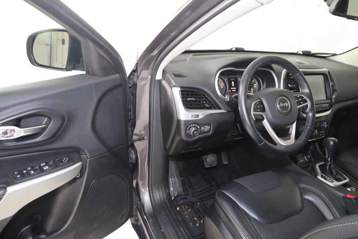 Used 2018 Jeep Cherokee Latitude Plus w/ Cold Weather Group FWD image 43