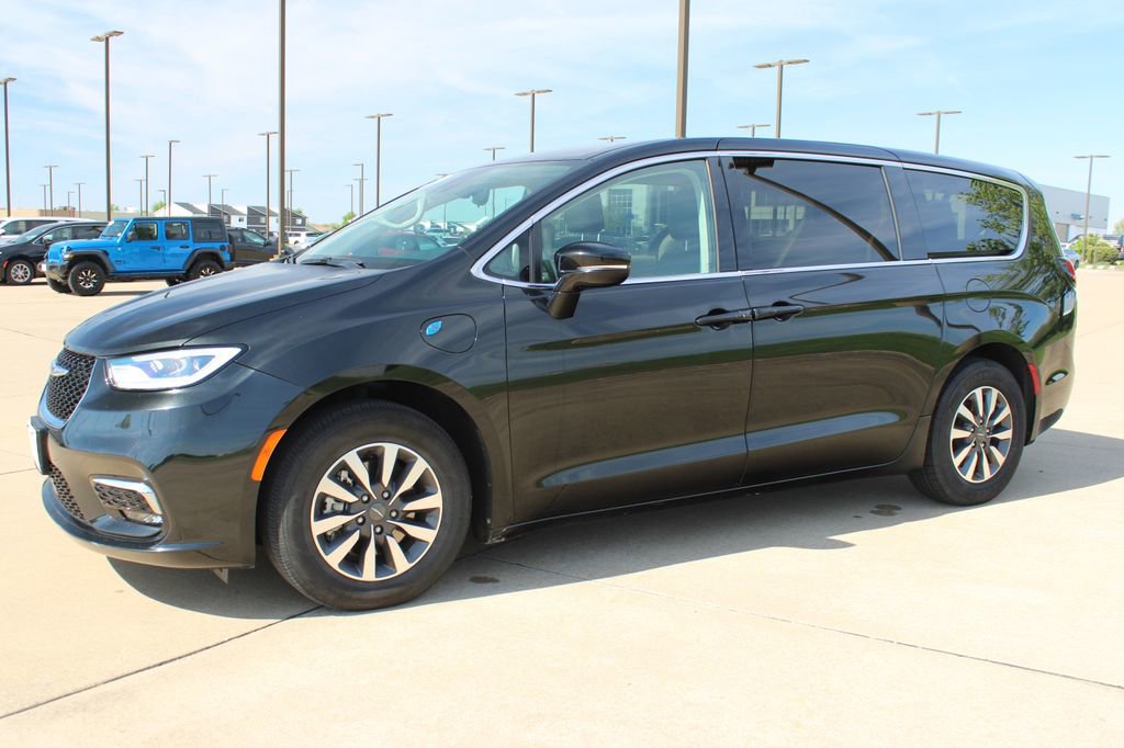 Used 2024 Chrysler Pacifica Select FWD image 18