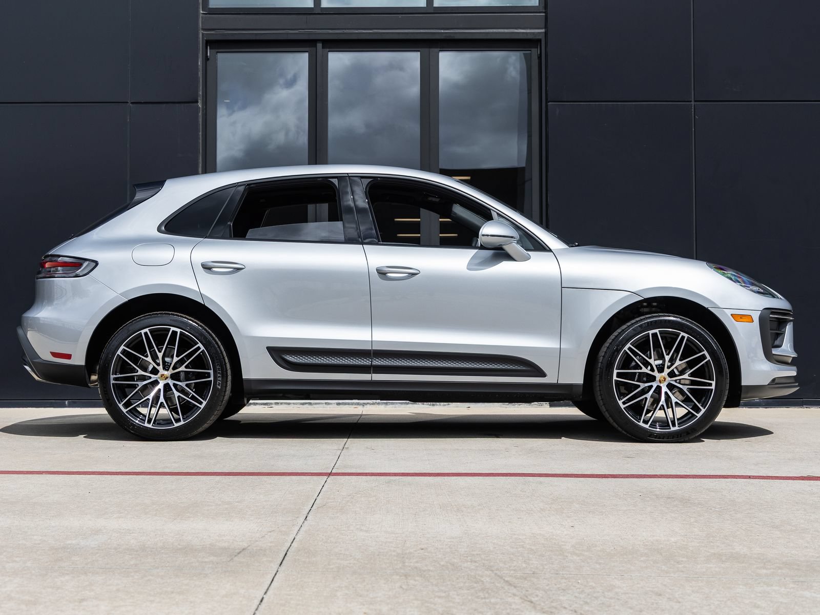 Certified 2026 Porsche Macan AWD/4WD image 12