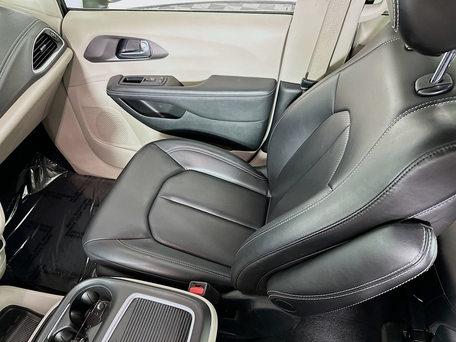 Used 2023 Chrysler Pacifica Touring-L FWD image 23