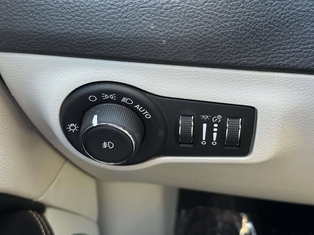 Used 2019 Jeep Compass Latitude FWD image 27