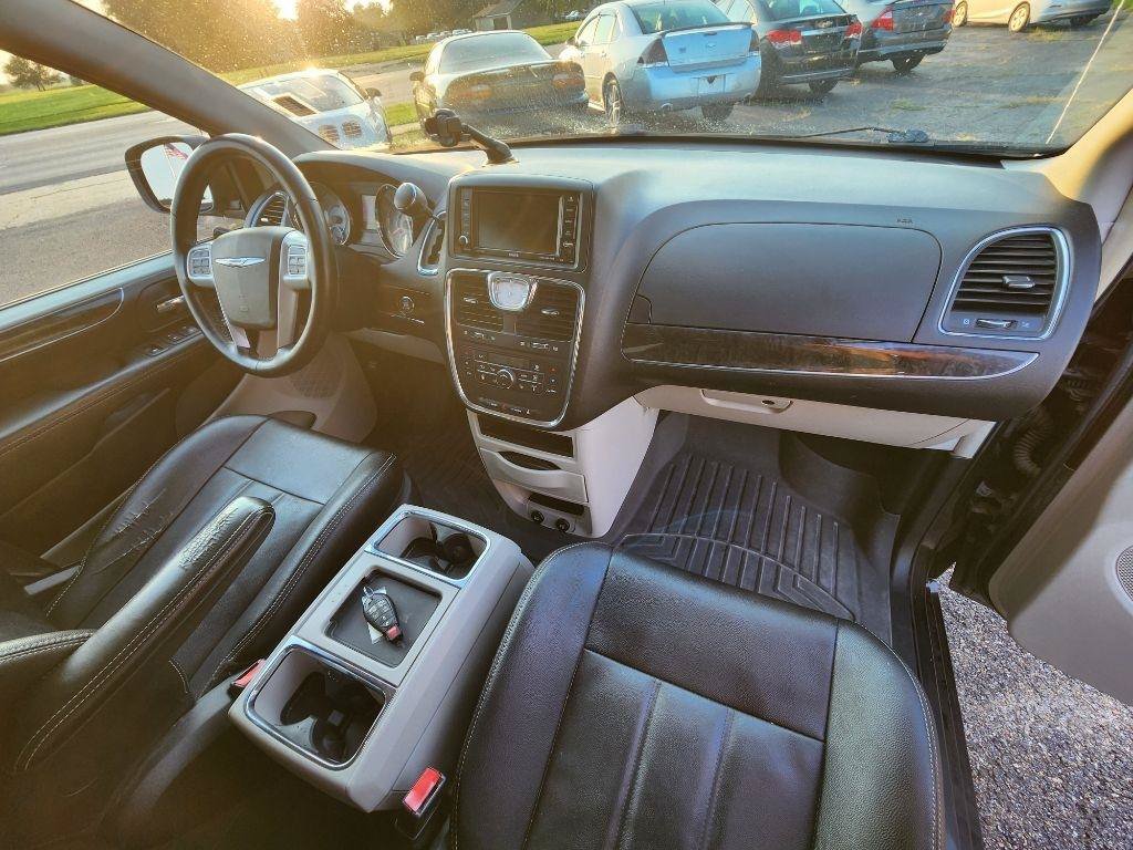Used 2014 Chrysler Town & Country Touring w/ Driver Convenience Group FWD image 15