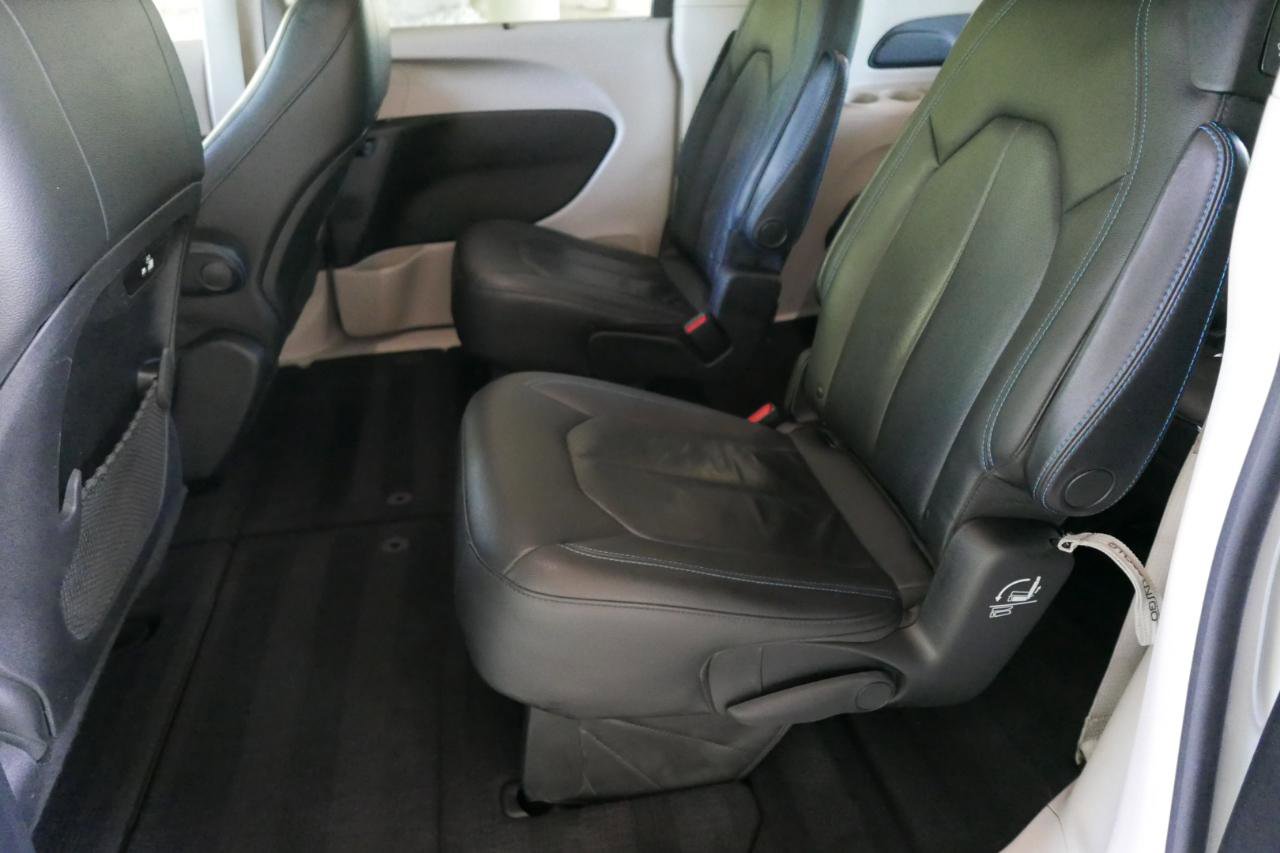 Used 2021 Chrysler Pacifica Touring-L FWD image 11
