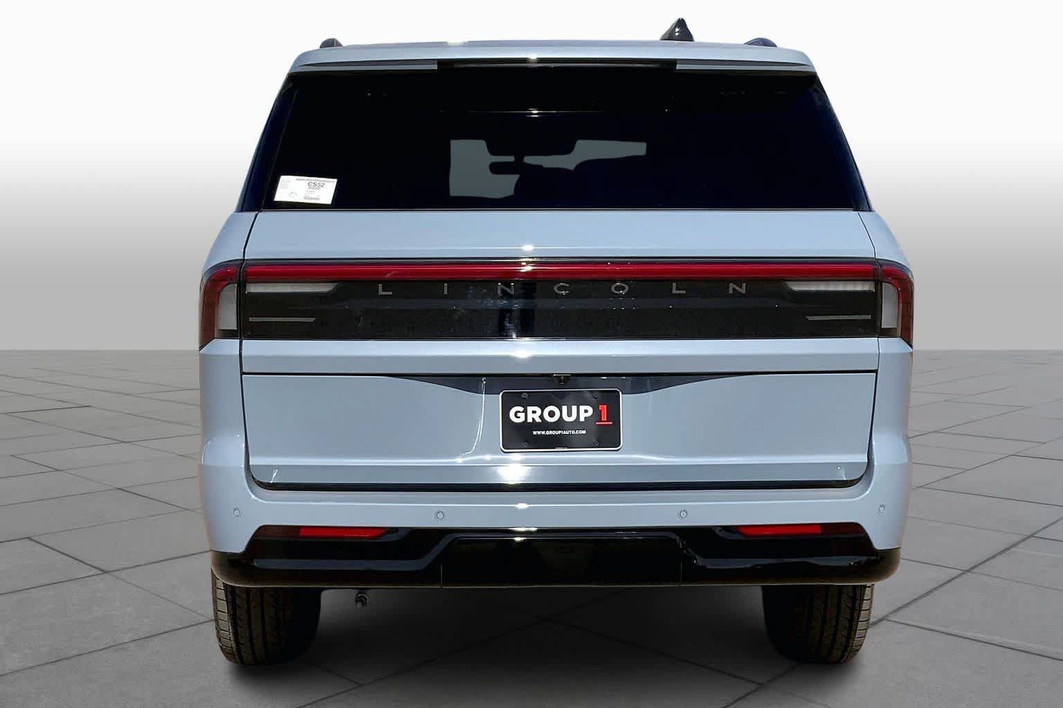 New 2026 Lincoln Navigator Reserve w/ Jet Appearance Package AWD/4WD image 4