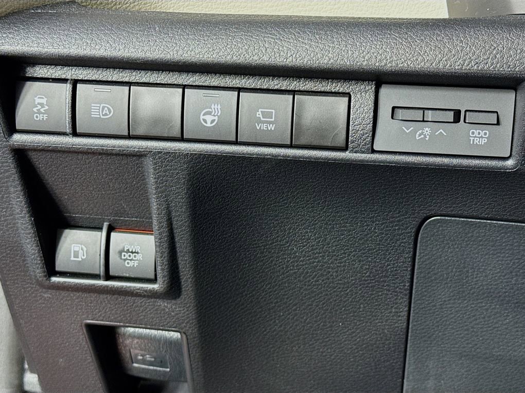 Used 2024 Toyota Sienna Platinum FWD image 14