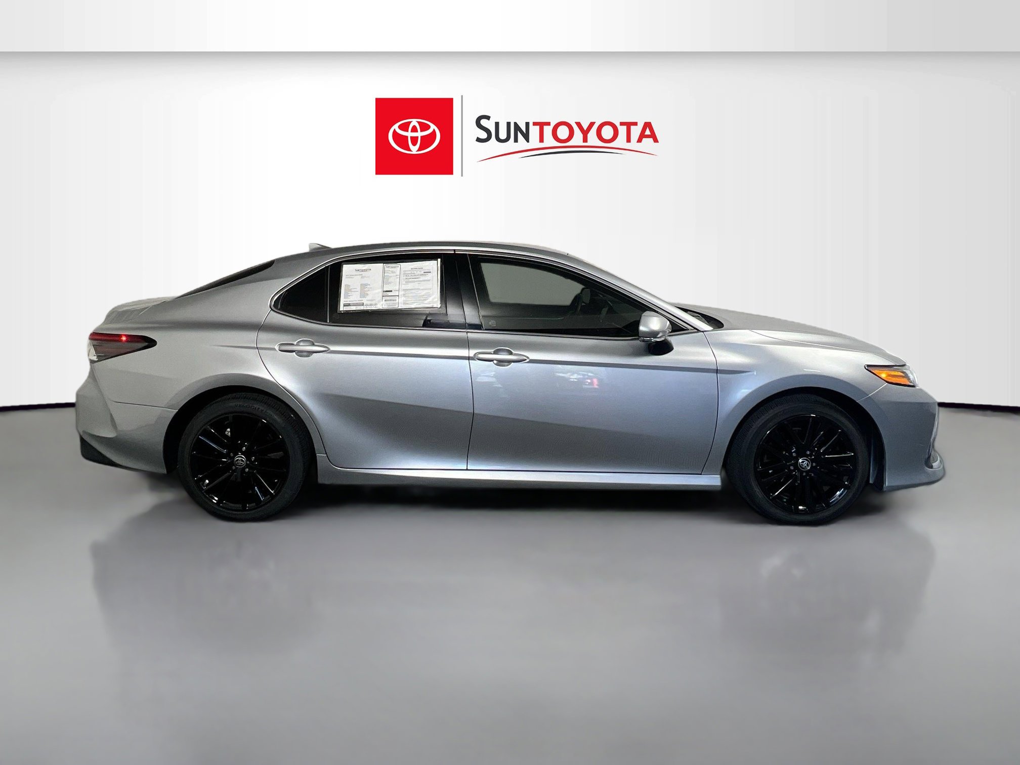 Used 2022 Toyota Camry XLE FWD image 2