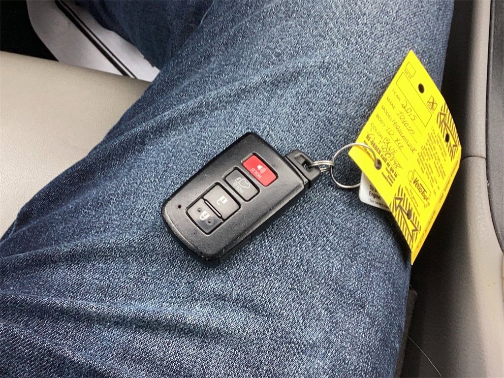 Used 2015 Toyota Highlander XLE image 25