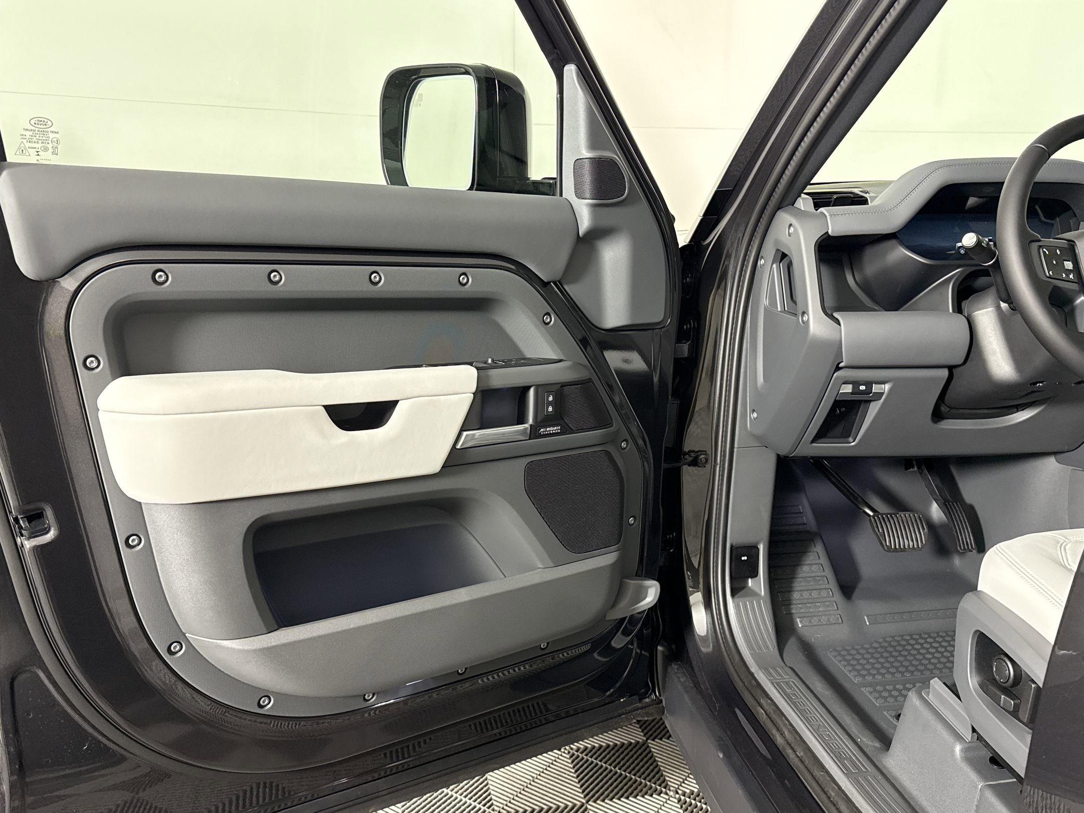 New 2026 Land Rover Defender 110 X-Dynamic SE AWD/4WD image 5