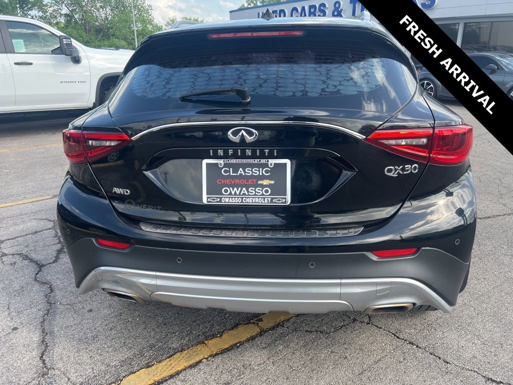Used 2017 INFINITI QX30 Premium w/ Navigation Package image 6