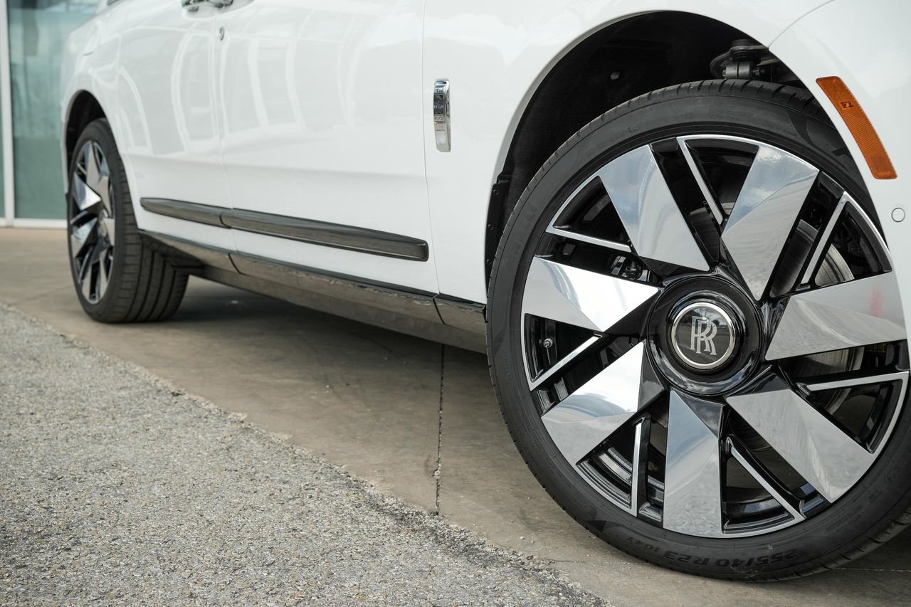 New 2026 Rolls-Royce Cullinan AWD/4WD image 2