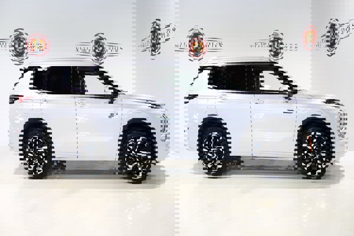 Used 2024 Mitsubishi Outlander 4WD Plug-In Hybrid image 5