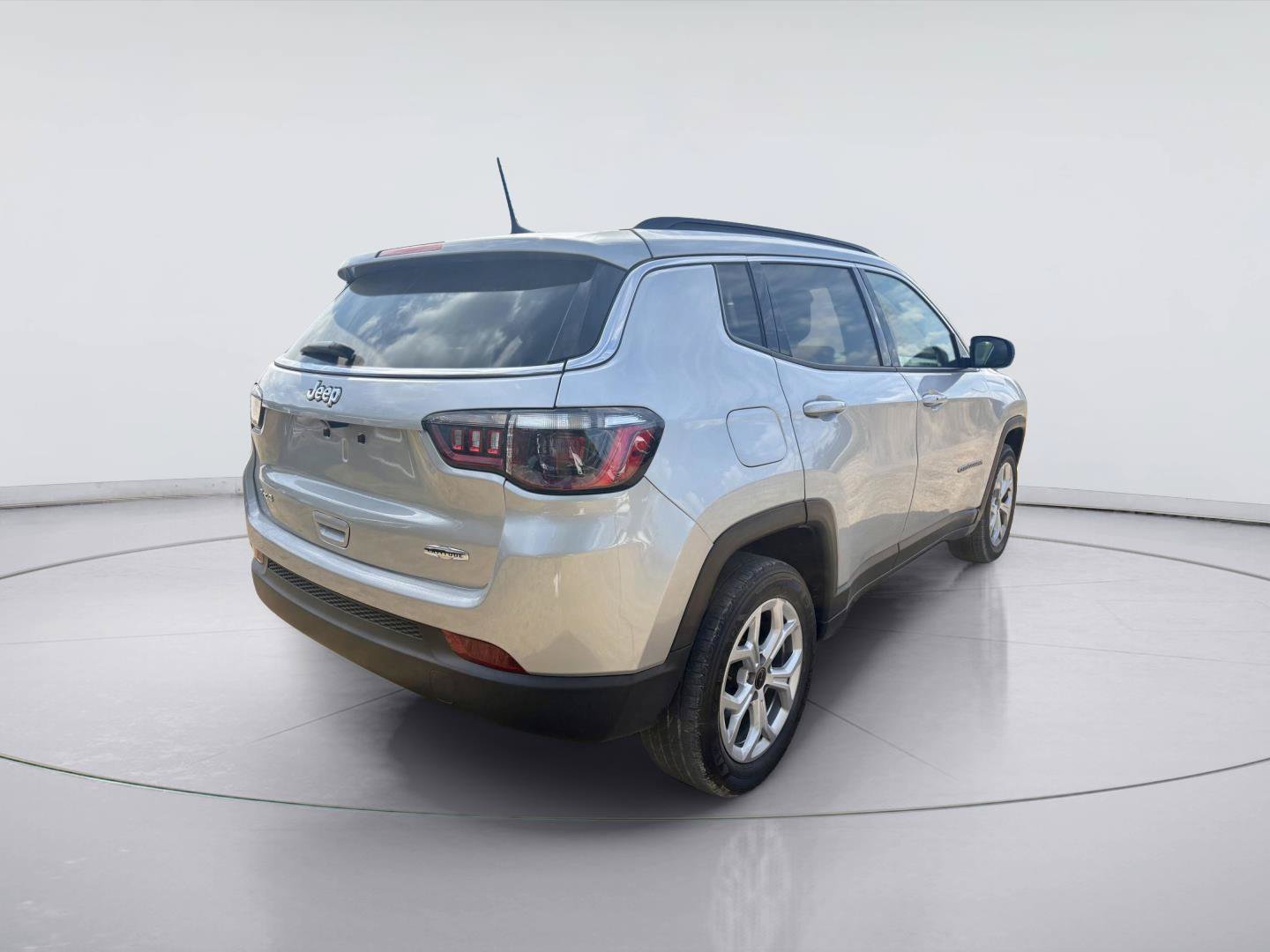 Used 2025 Jeep Compass Latitude AWD/4WD image 3