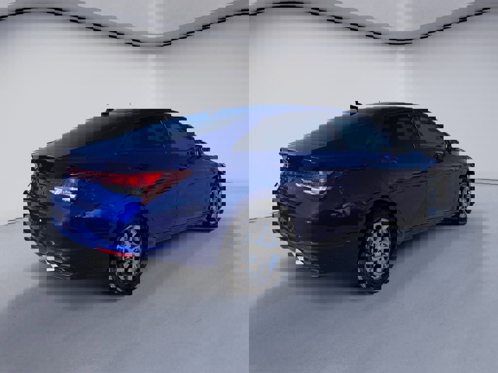 Used 2022 Hyundai Elantra SE image 5