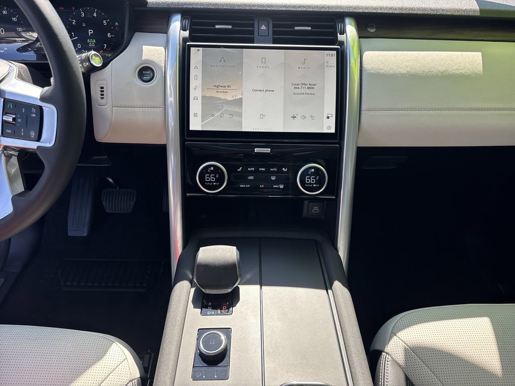 Used 2025 Land Rover Discovery S image 29