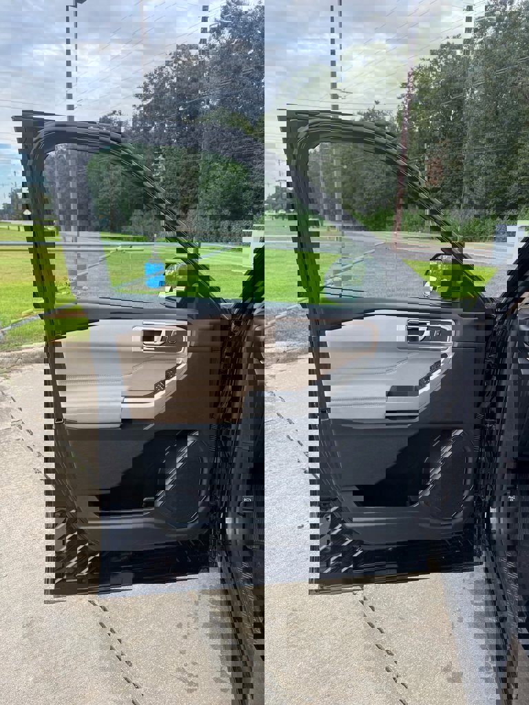 Used 2024 Ford Explorer XLT w/ Equipment Group 202A image 7