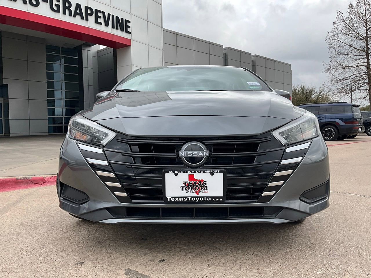 Used 2025 Nissan Versa SV image 3