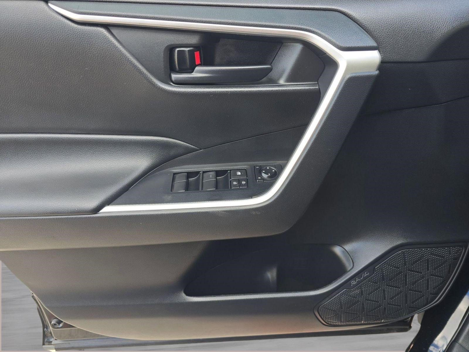 Used 2021 Toyota RAV4 LE image 11