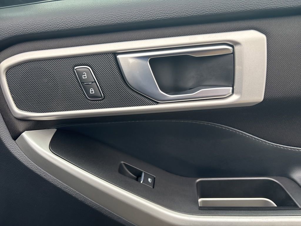 Used 2020 Ford Explorer XLT w/ Comfort Package image 32