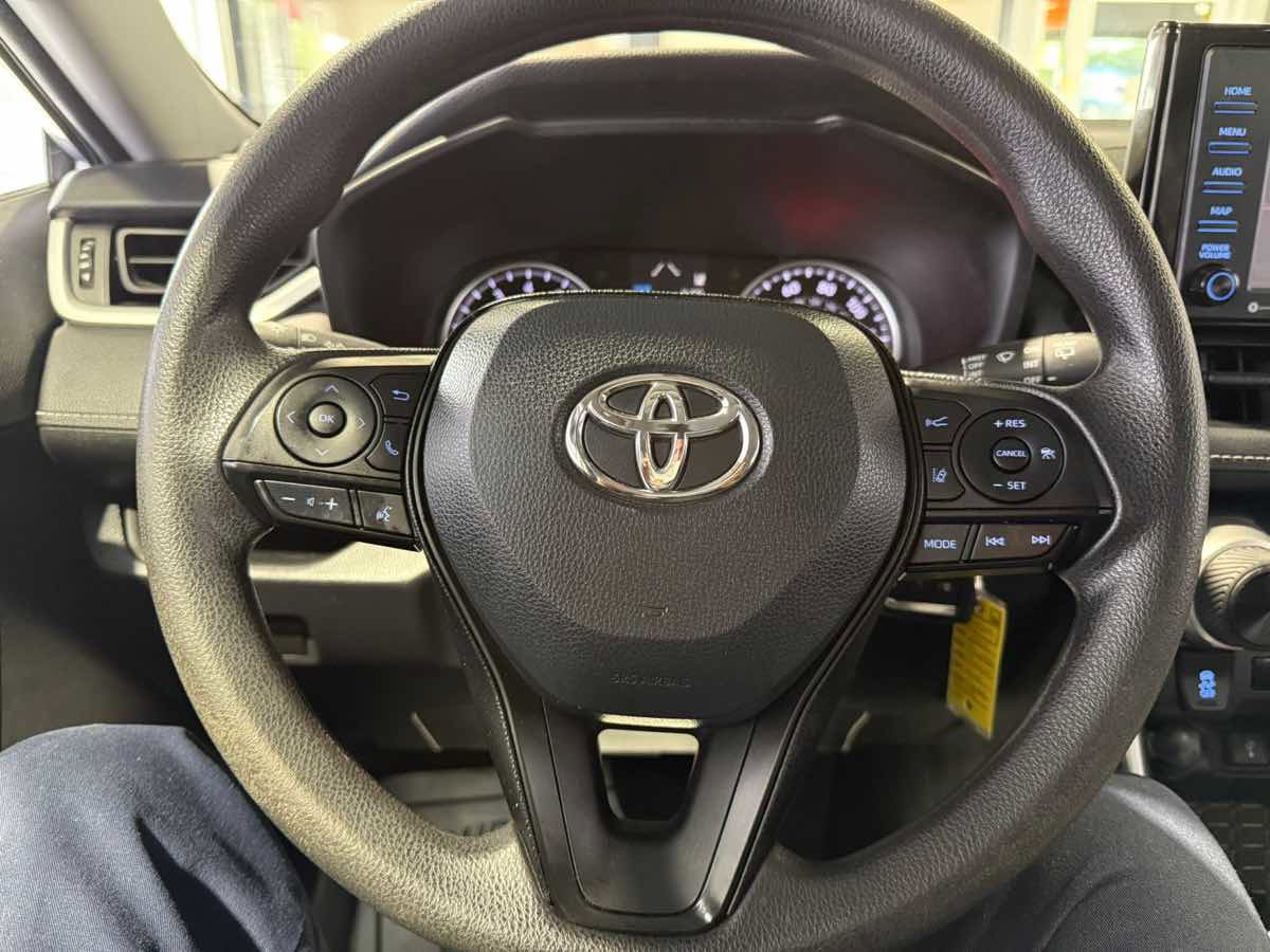 Used 2022 Toyota RAV4 LE image 11