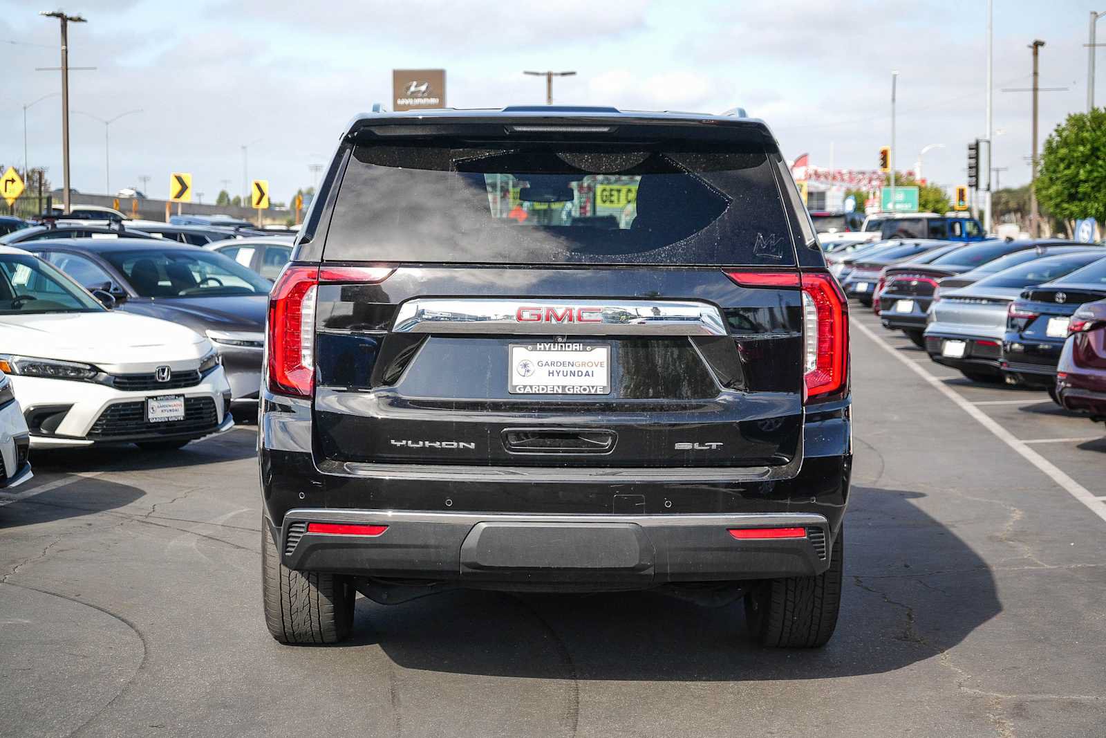 Used 2024 GMC Yukon SLT AWD/4WD image 7