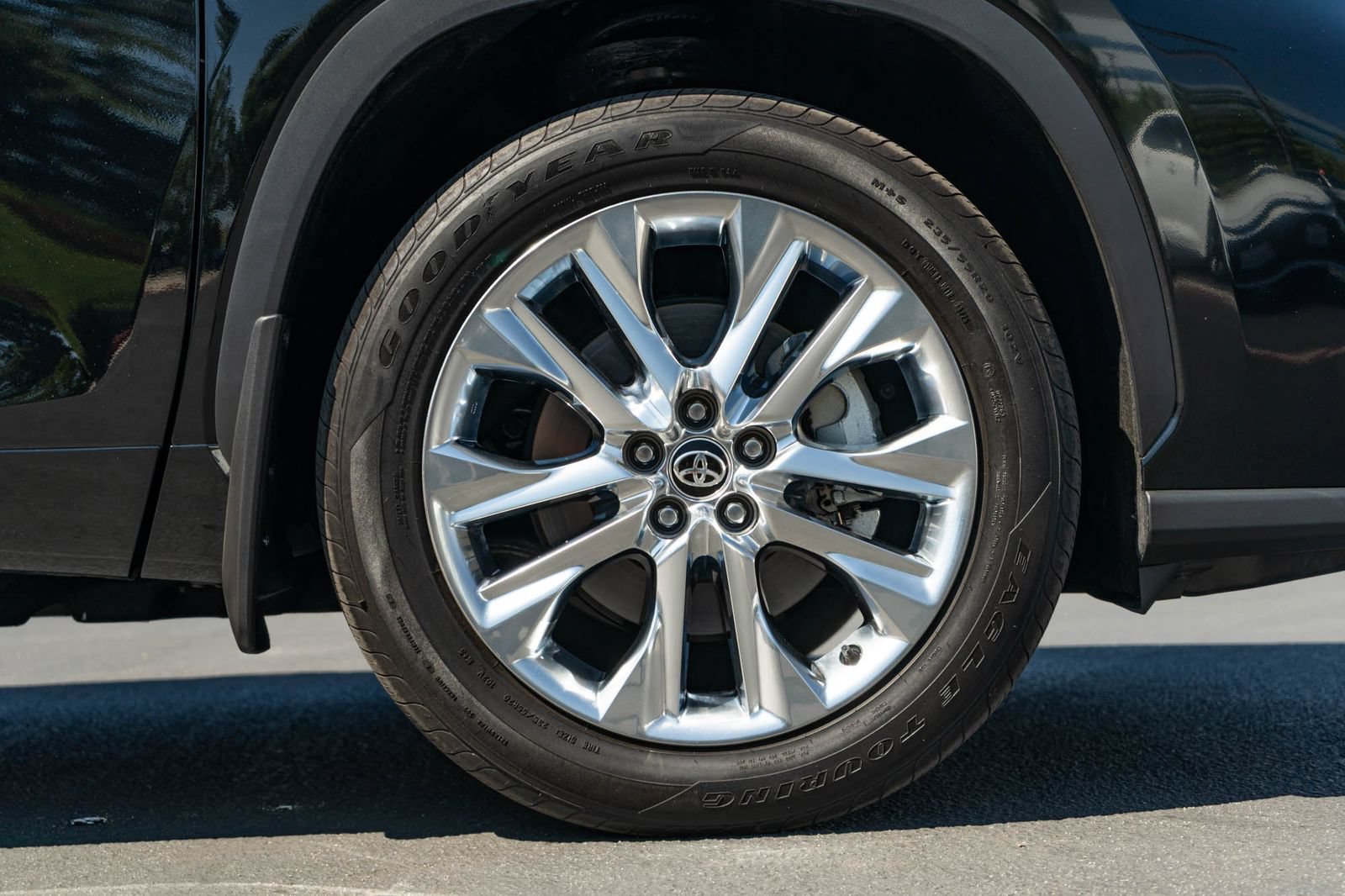 Certified 2025 Toyota Highlander Limited FWD image 5