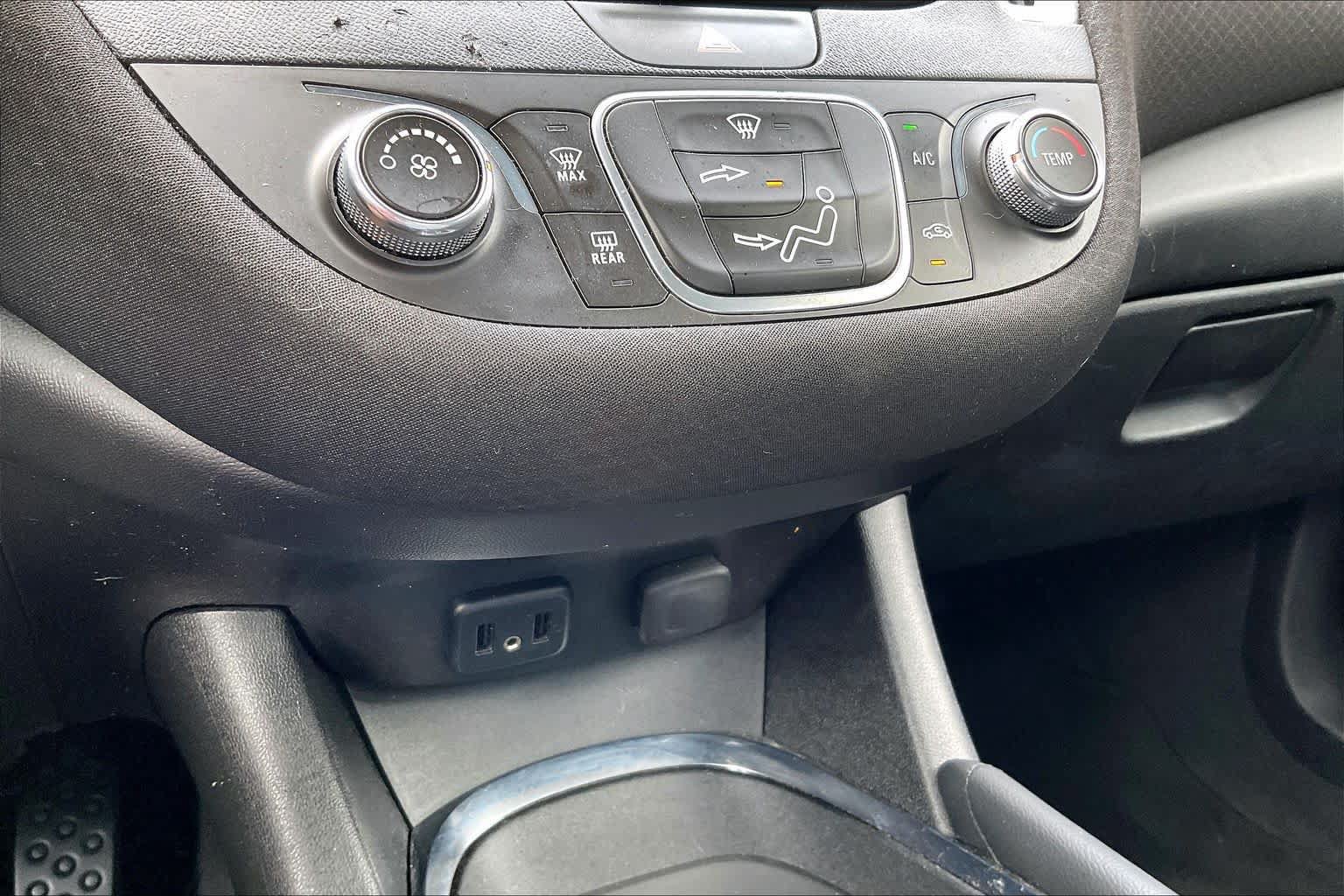 Used 2017 Chevrolet Malibu LT FWD image 32