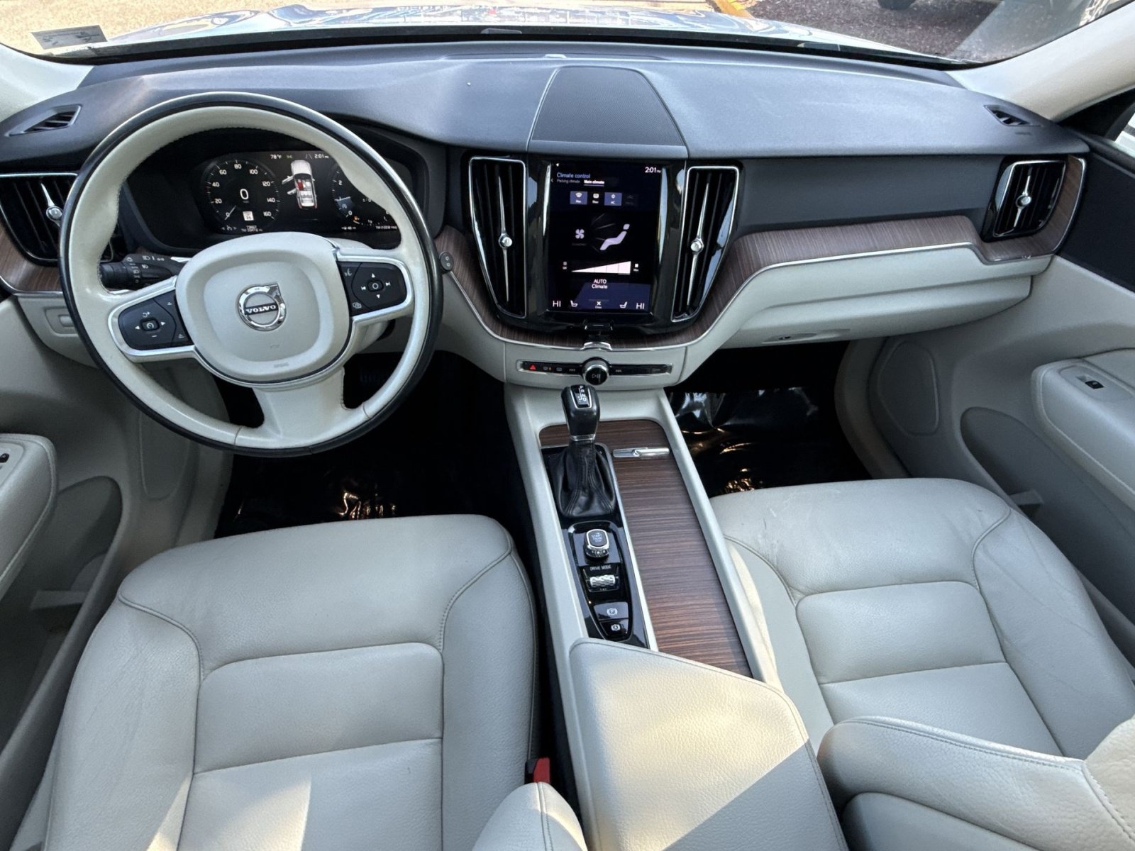 Used 2021 Volvo XC60 T5 Momentum w/ Climate Package AWD/4WD image 23
