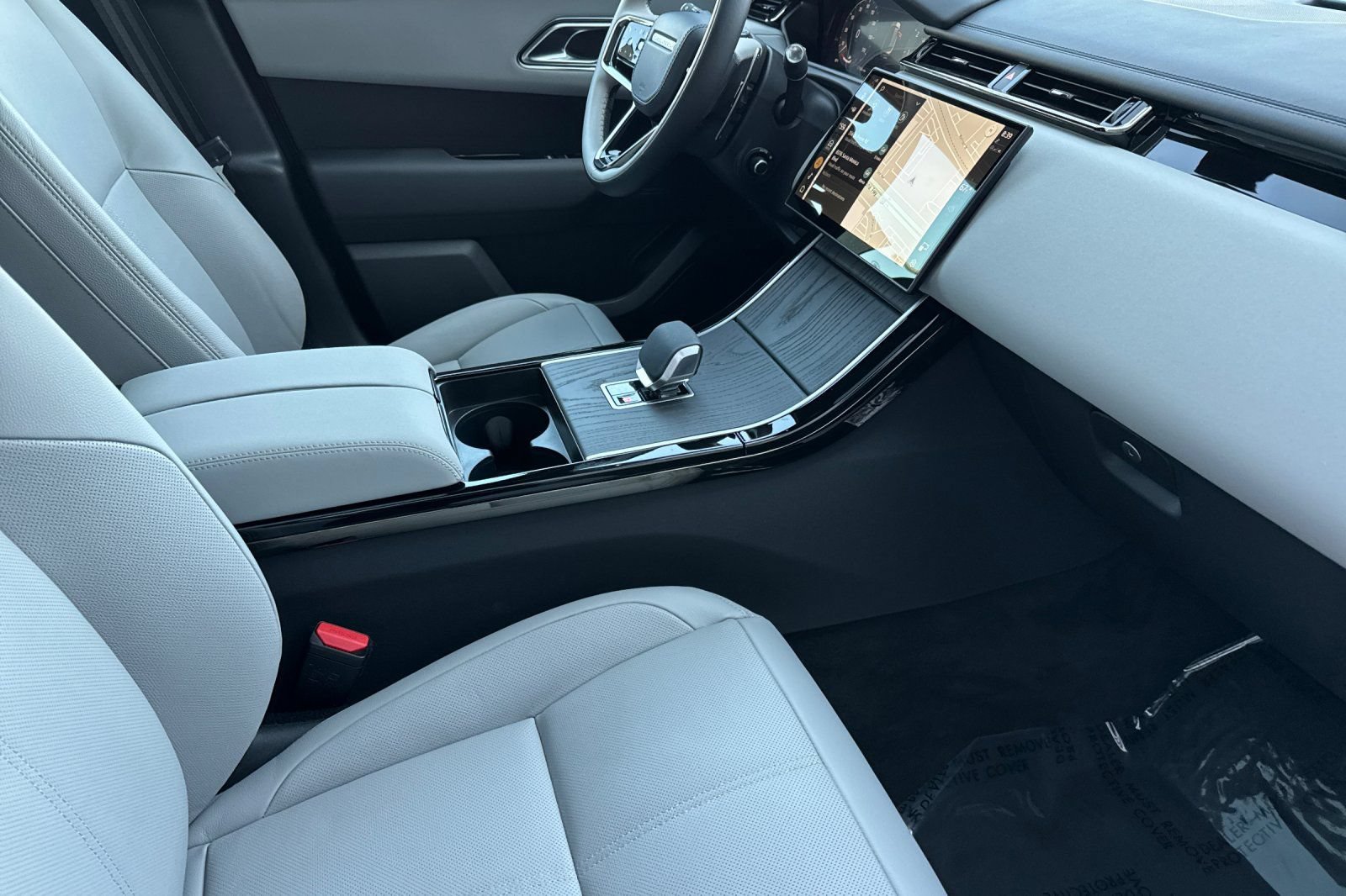 Certified 2026 Land Rover Range Rover Velar Dynamic SE AWD/4WD image 17