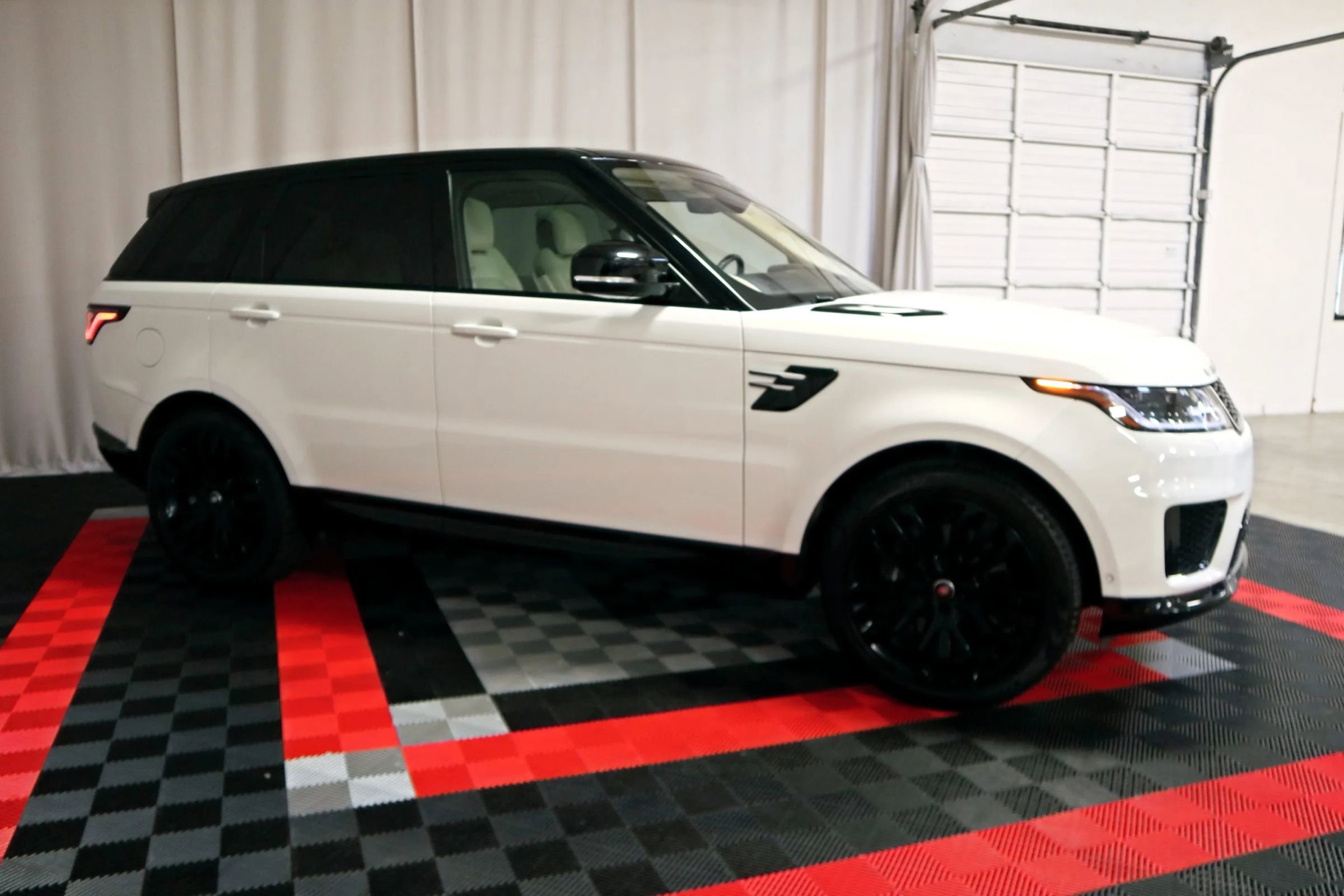 Used 2020 Land Rover Range Rover Sport HSE AWD/4WD image 3