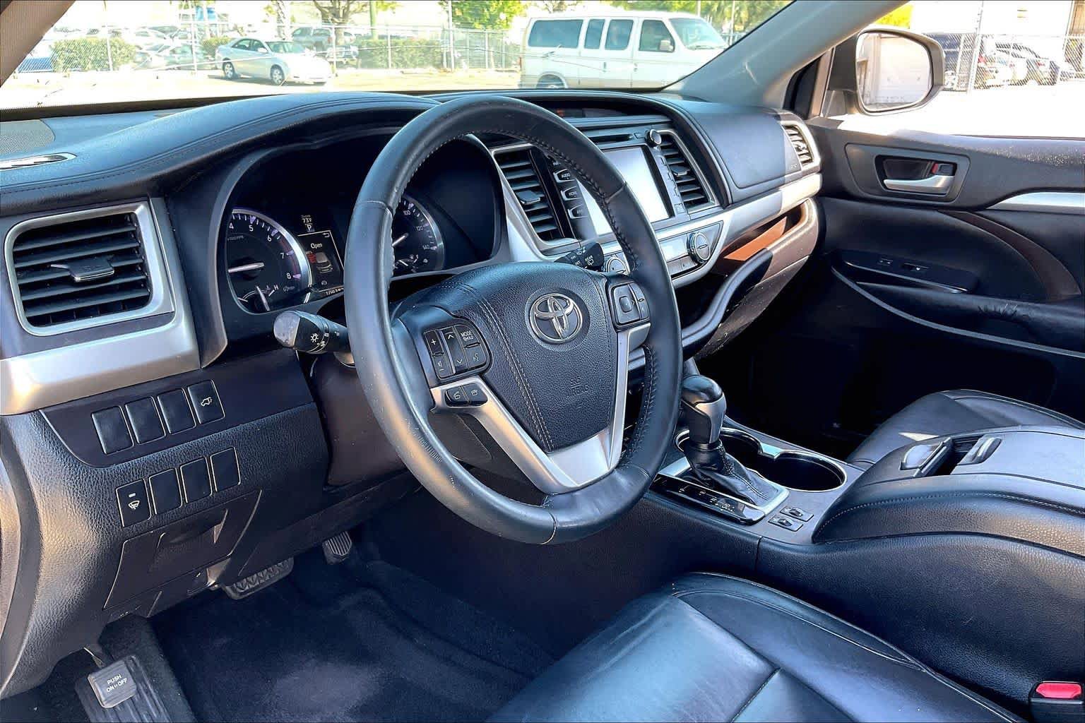 Used 2016 Toyota Highlander XLE image 17