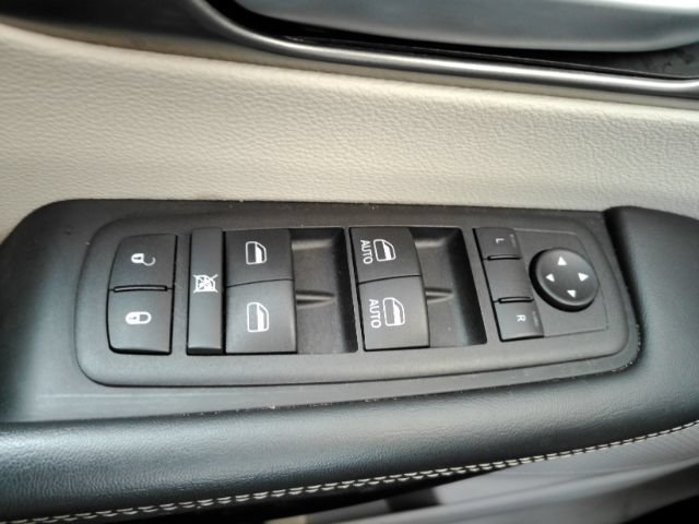 Used 2024 Chrysler Pacifica Touring-L FWD image 39