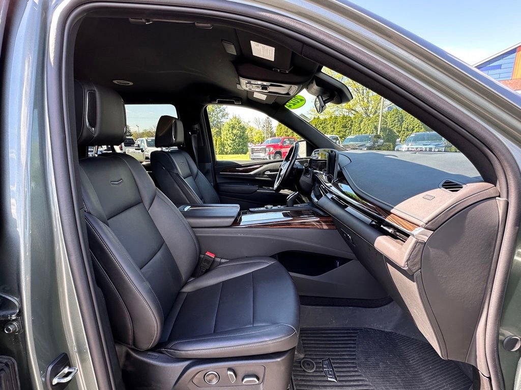 Used 2024 Cadillac Escalade Luxury AWD/4WD image 12