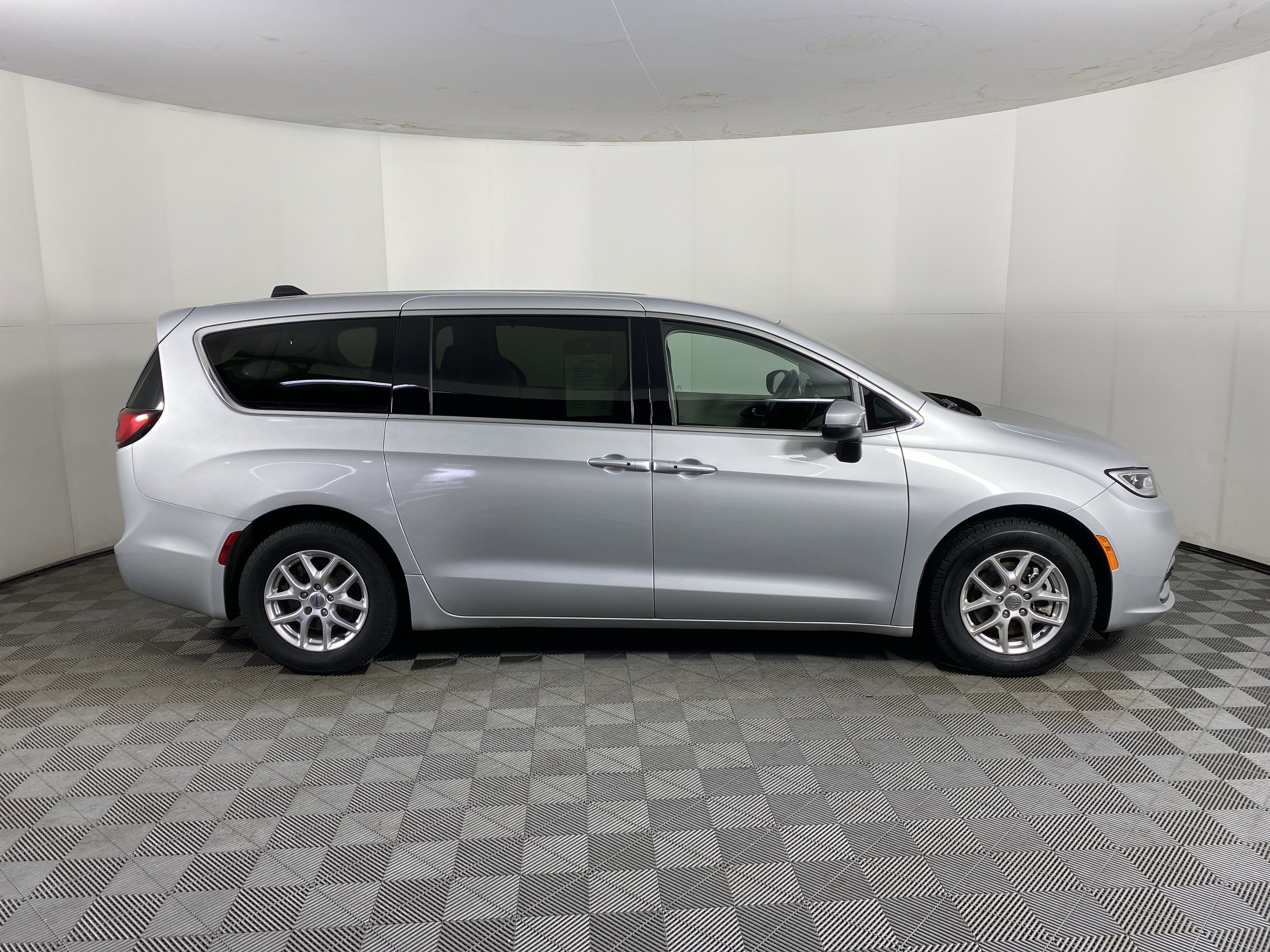 Used 2023 Chrysler Pacifica Touring-L image 6
