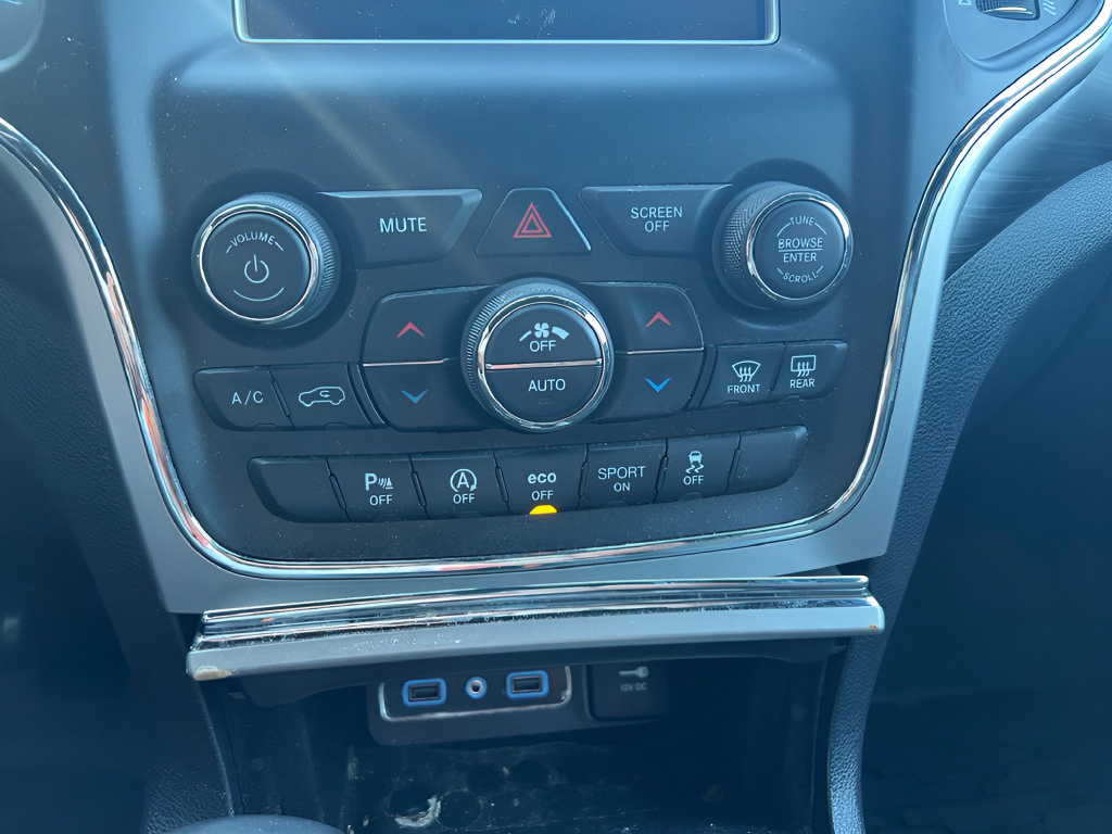 Used 2019 Jeep Grand Cherokee Laredo AWD/4WD image 26