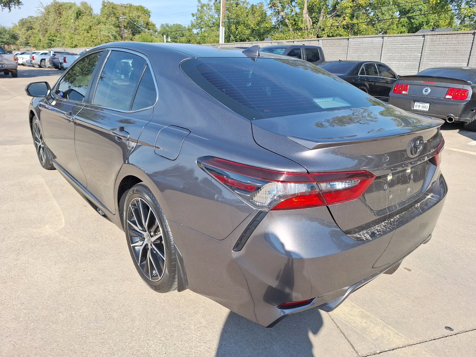 Used 2021 Toyota Camry SE FWD image 4