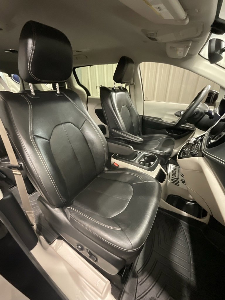 Used 2022 Chrysler Pacifica Touring-L w/ Uconnect Theater Family Group image 16