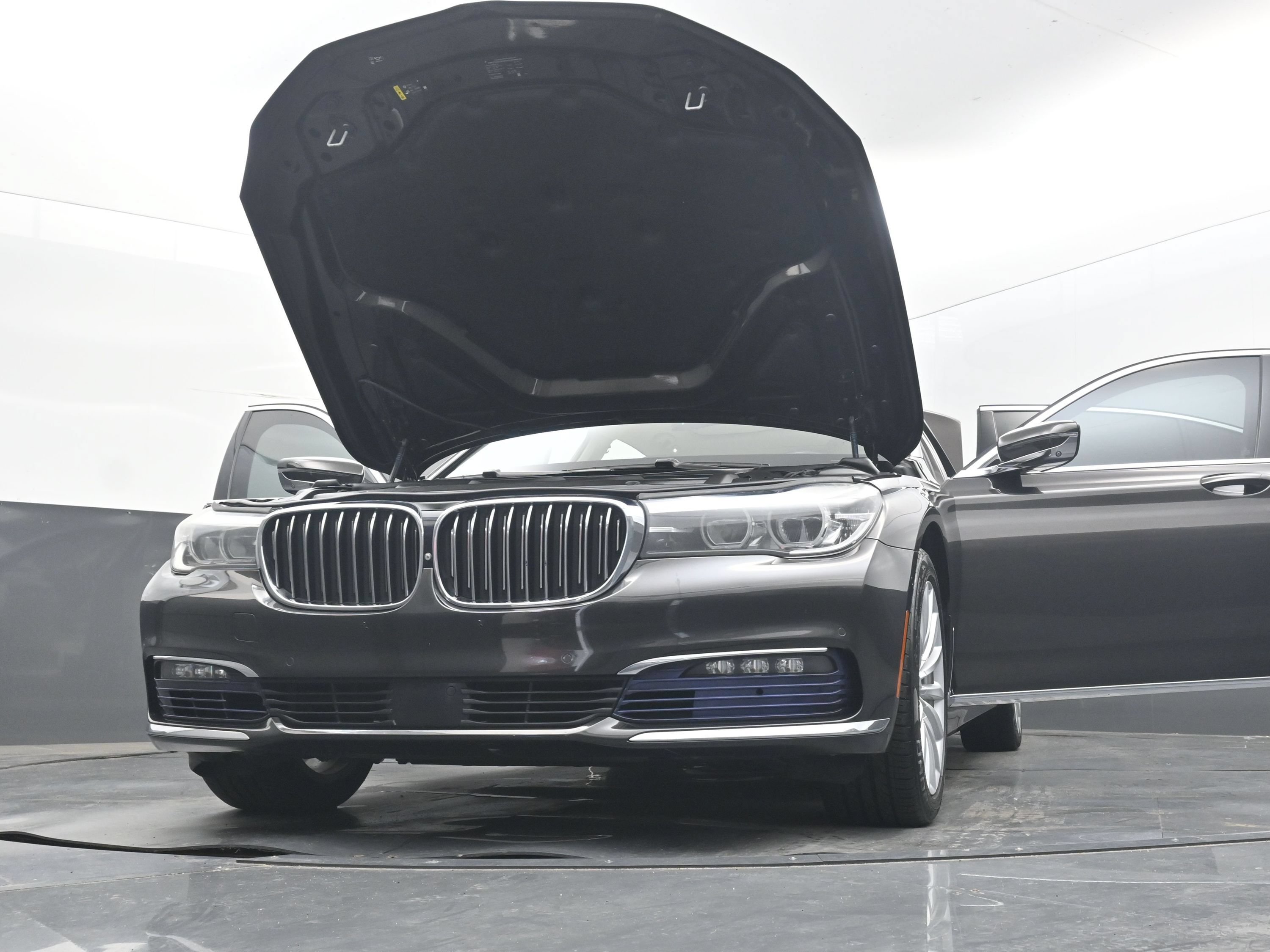 Used 2017 BMW 740i xDrive AWD/4WD image 40