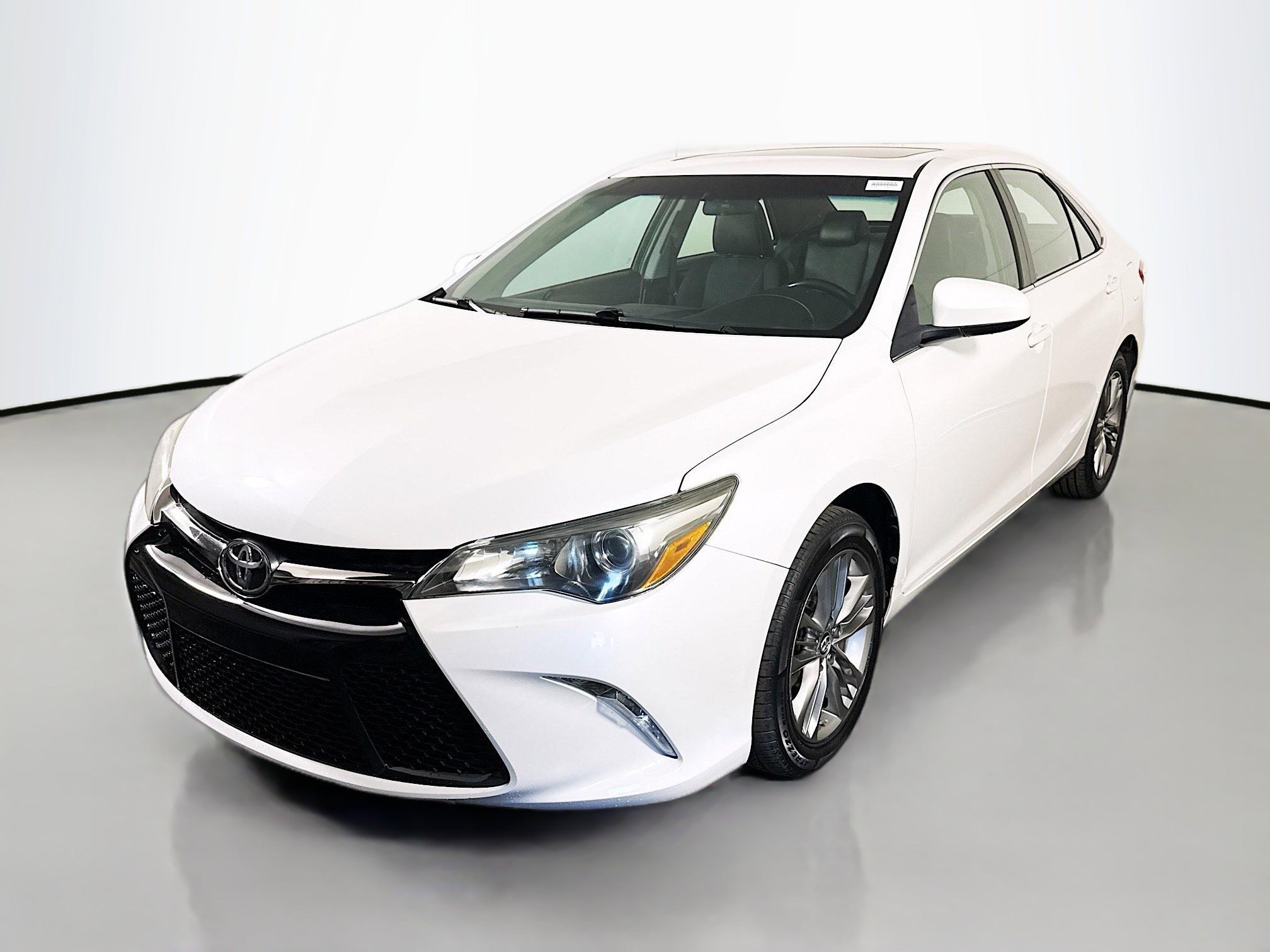 Used 2017 Toyota Camry SE w/ Moonroof Package image 4