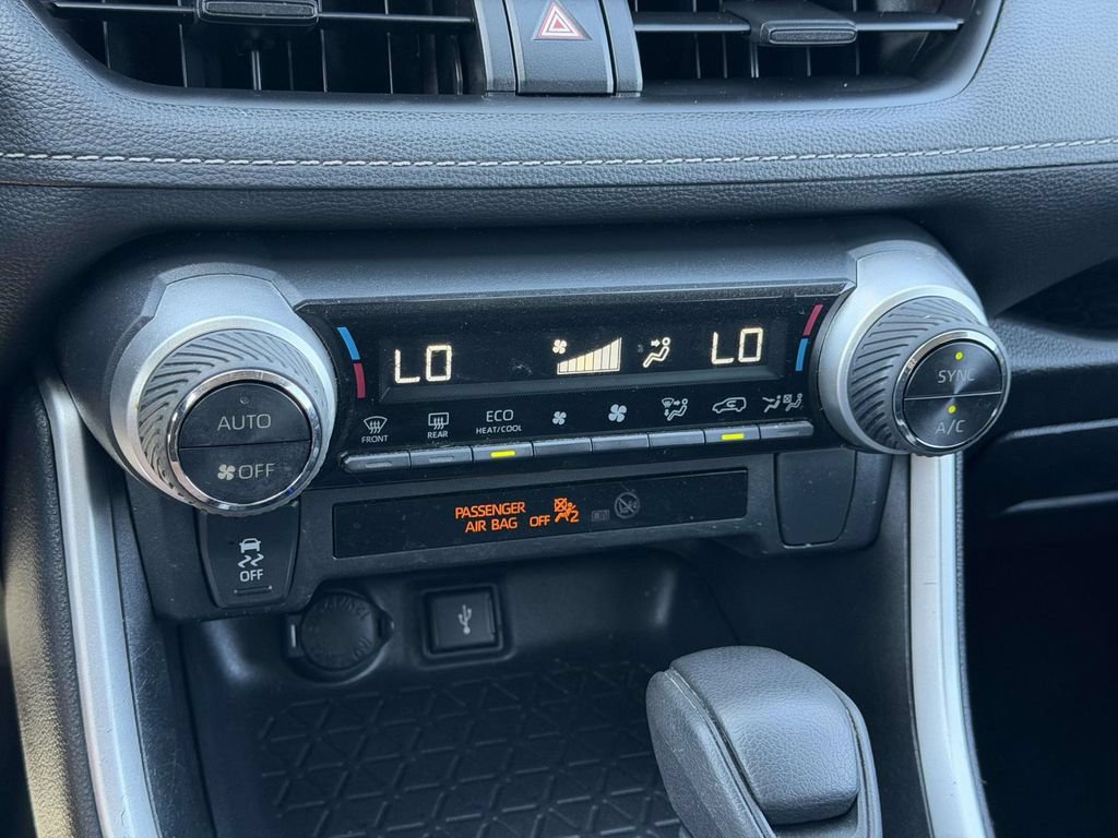 Used 2022 Toyota RAV4 LE AWD/4WD image 27