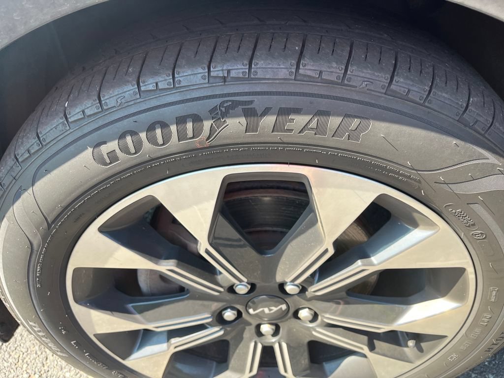Used 2024 Kia Carnival EX FWD image 28