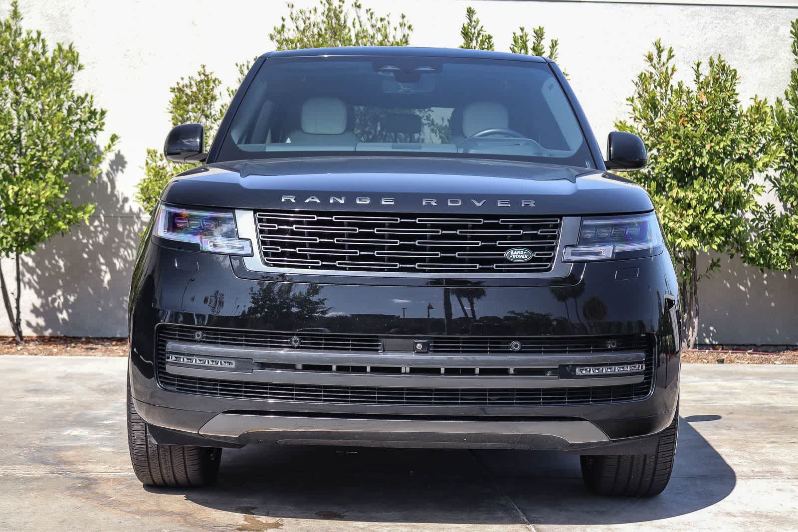 Used 2025 Land Rover Range Rover SE AWD/4WD image 2