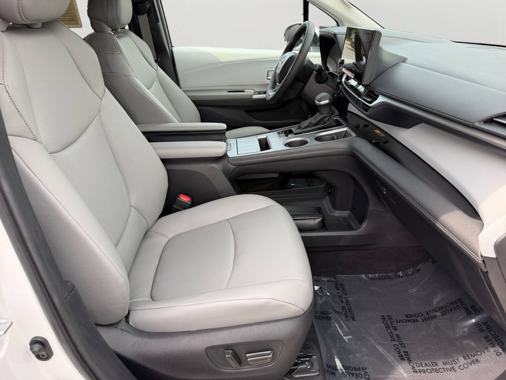 Used 2025 Toyota Sienna XLE AWD/4WD image 8