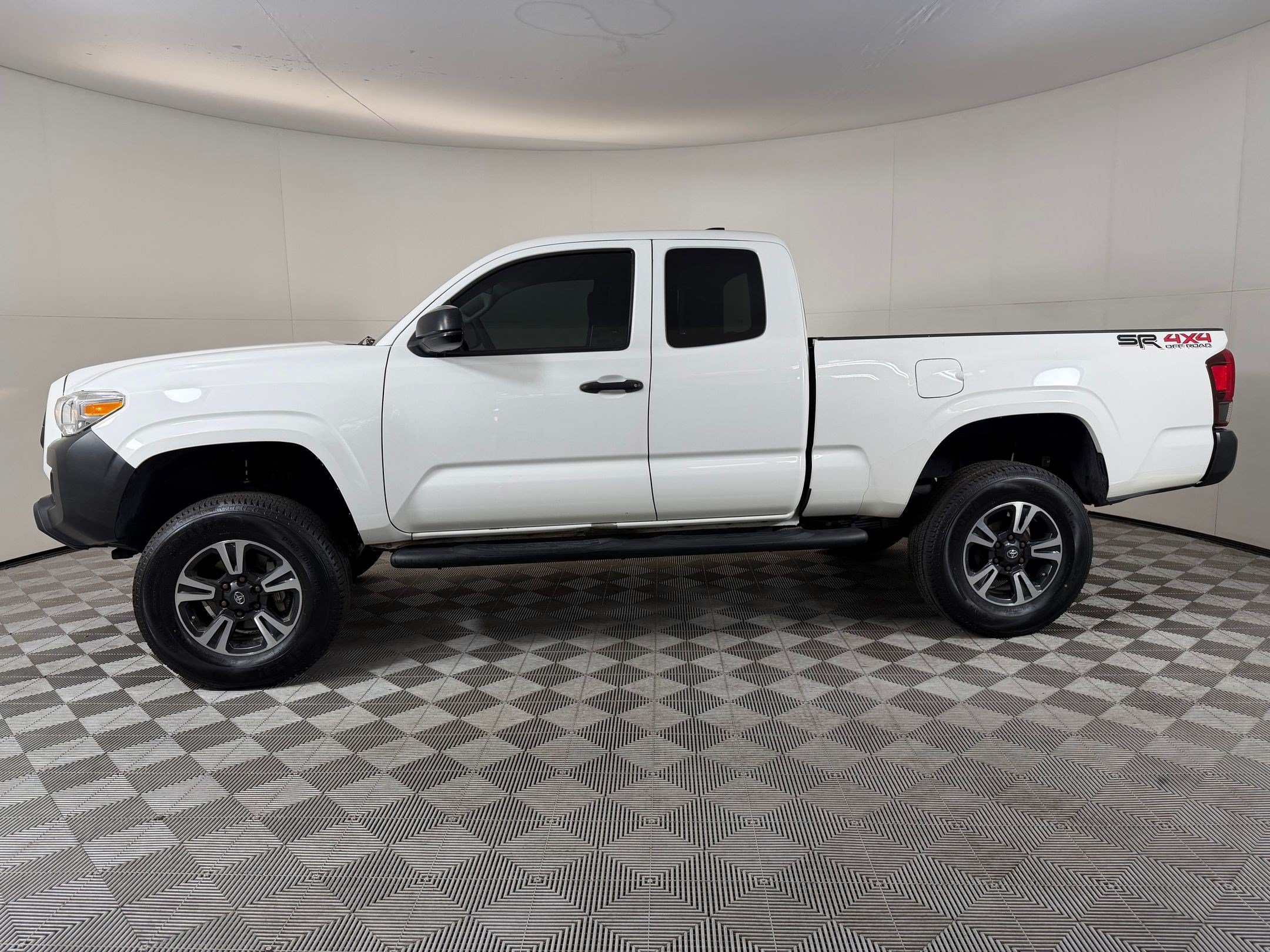 Used 2020 Toyota Tacoma SR AWD/4WD image 2