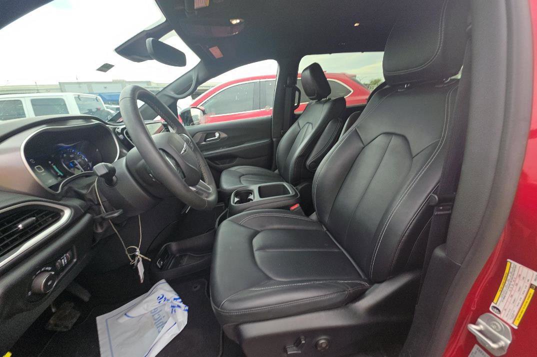 Used 2025 Chrysler Pacifica Select FWD image 3