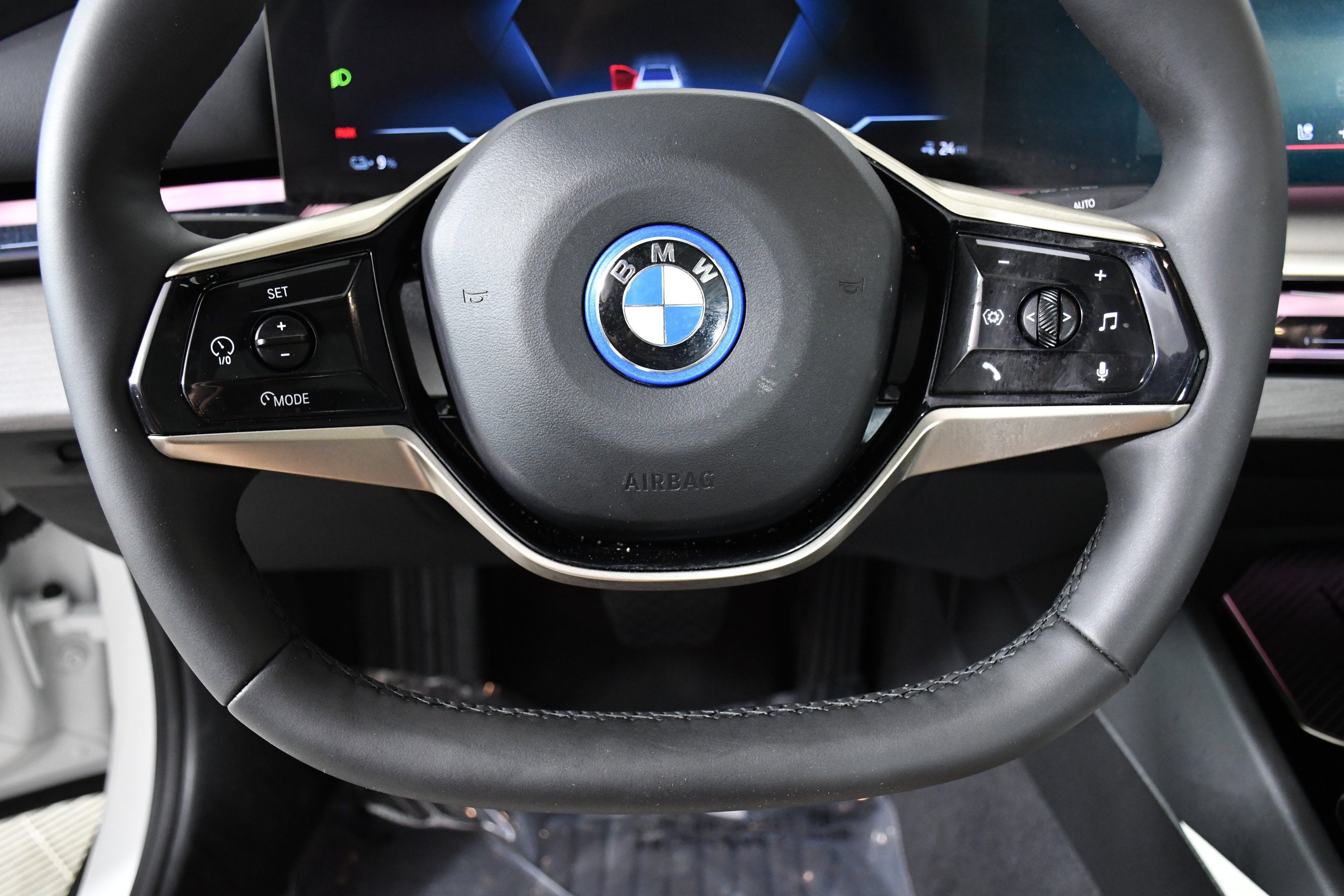 Used 2025 BMW i5 eDrive40i w/ Executive Package image 10