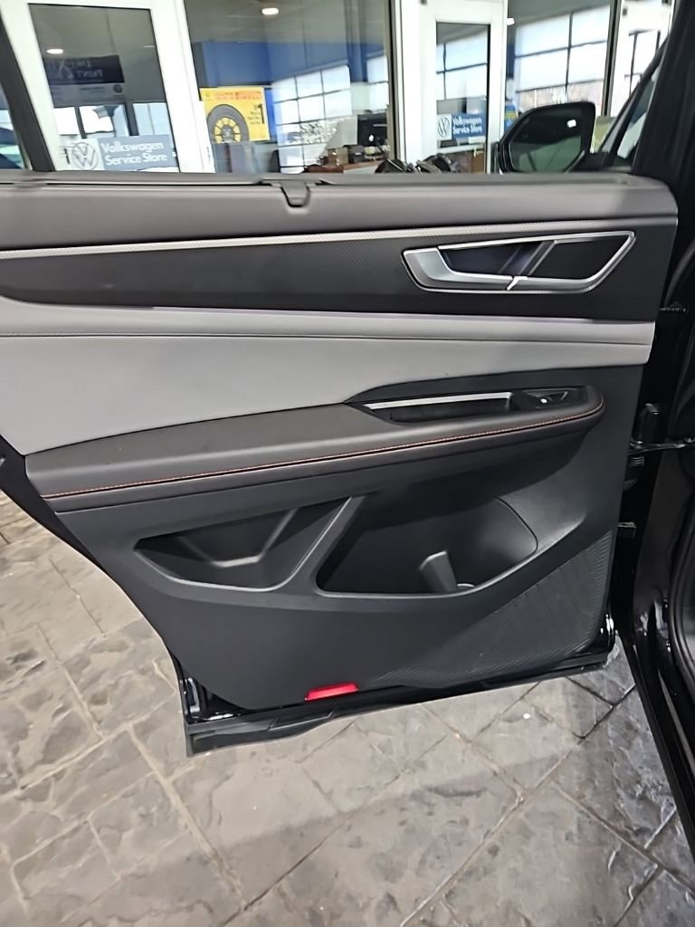 Used 2025 Volkswagen Atlas Peak Edition SE AWD/4WD image 23