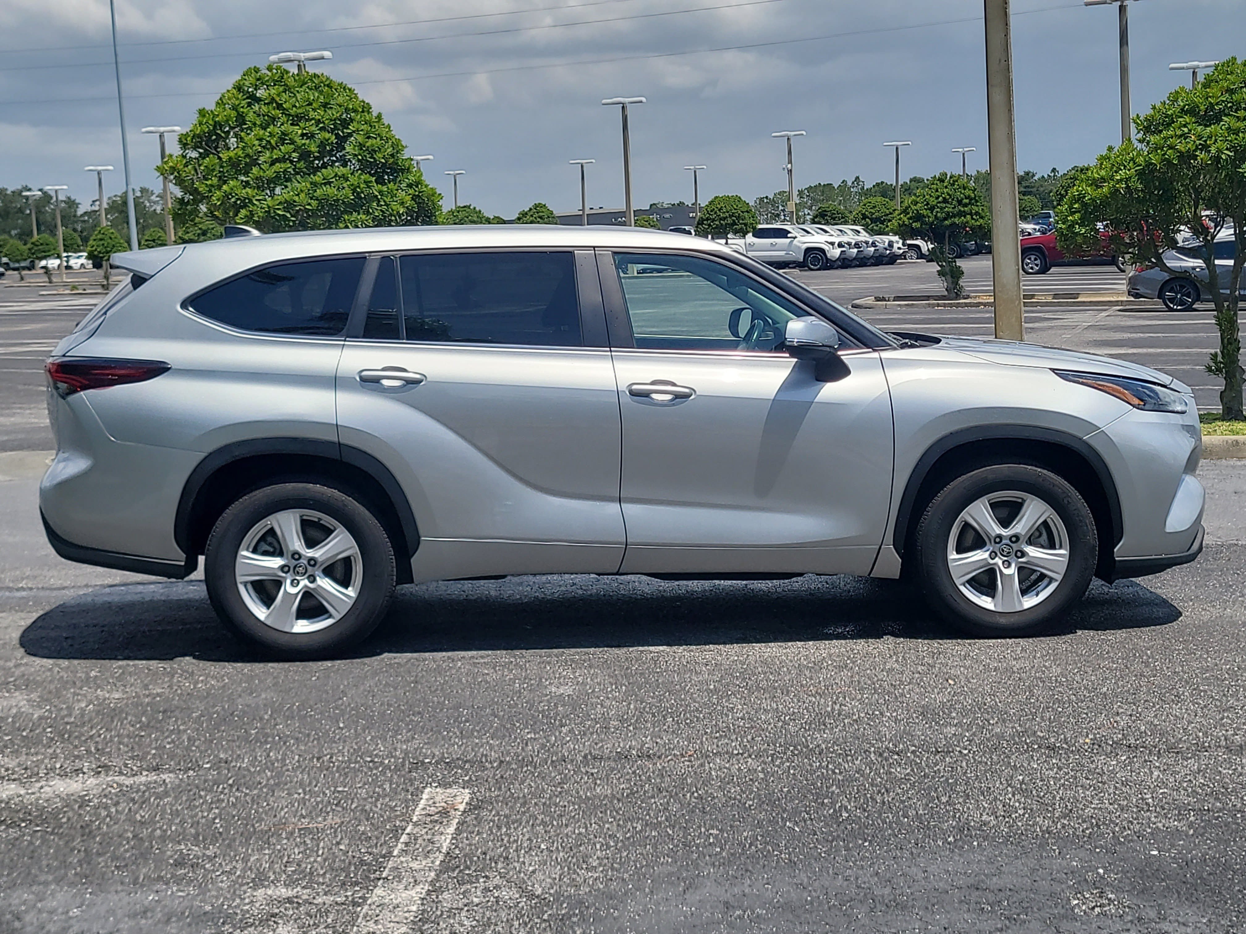 Used 2025 Toyota Highlander LE FWD image 8