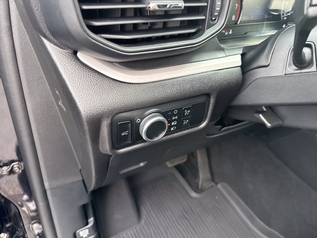Used 2023 Ford Explorer XLT AWD/4WD image 30