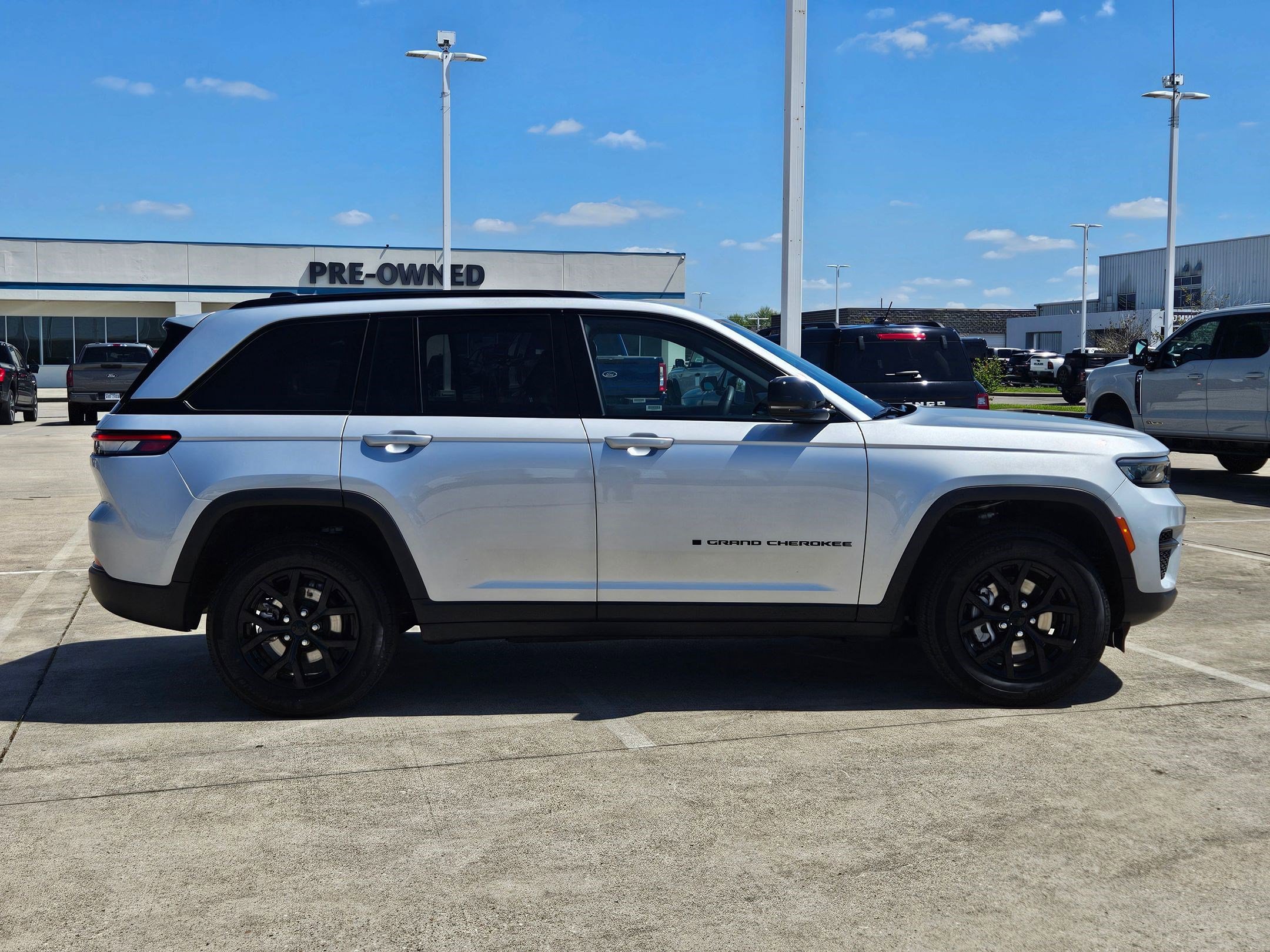 Used 2025 Jeep Grand Cherokee Altitude image 2